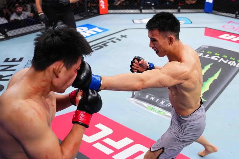 Lawrence Lui đánh bại đối thủ