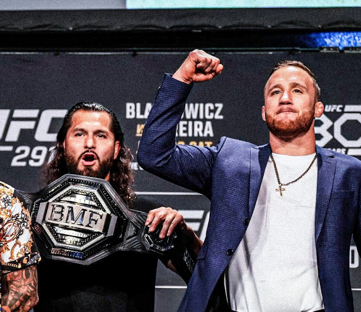 Masvidal đứng cạnh Gaethje
