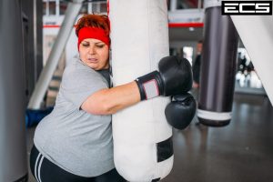 người phụ nữ học boxing