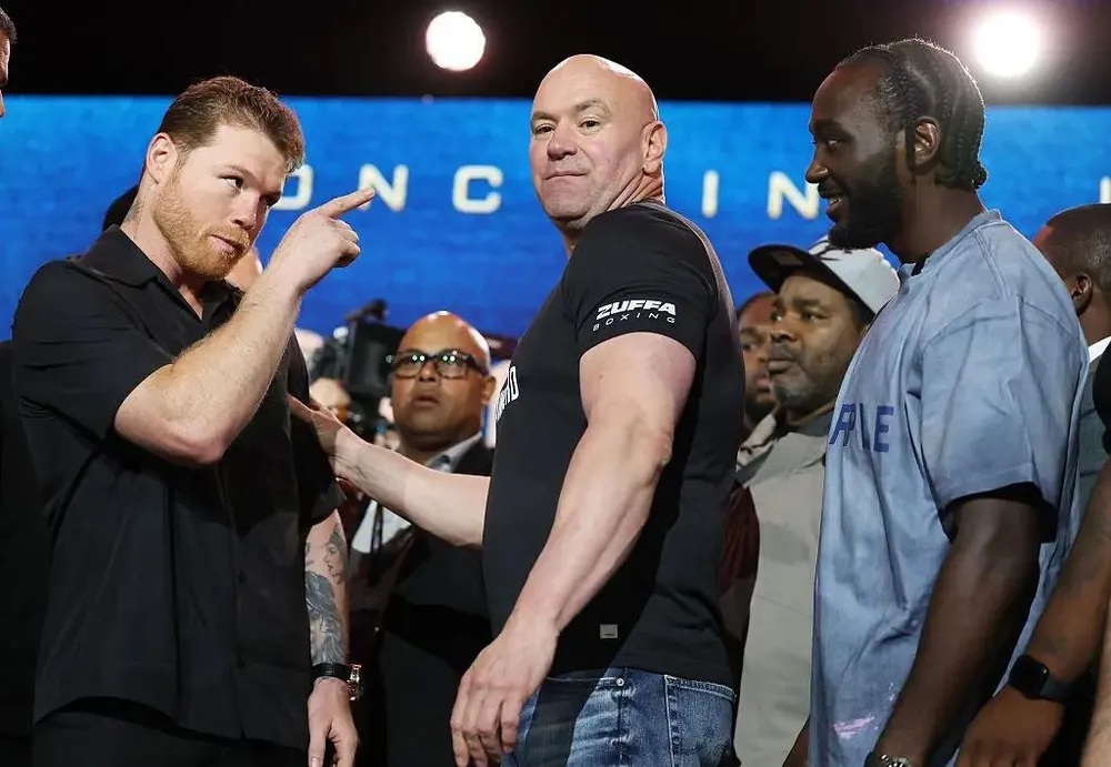 Dana White ở giữa