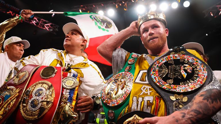 Canelo với các đai từ các tổ chức Quyền Anh khác nhau