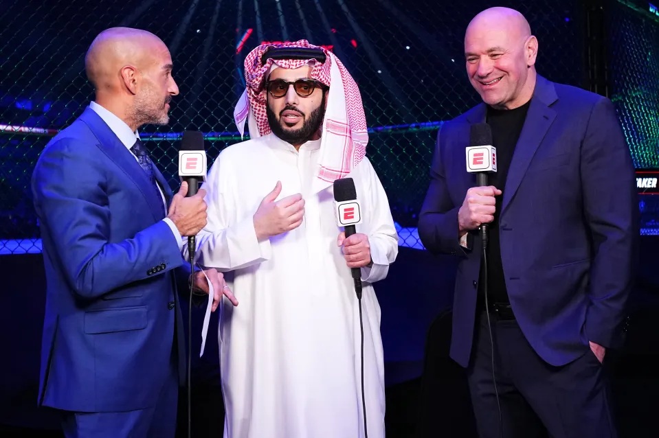 Dana White (bên phải) đứng cạnh Turki