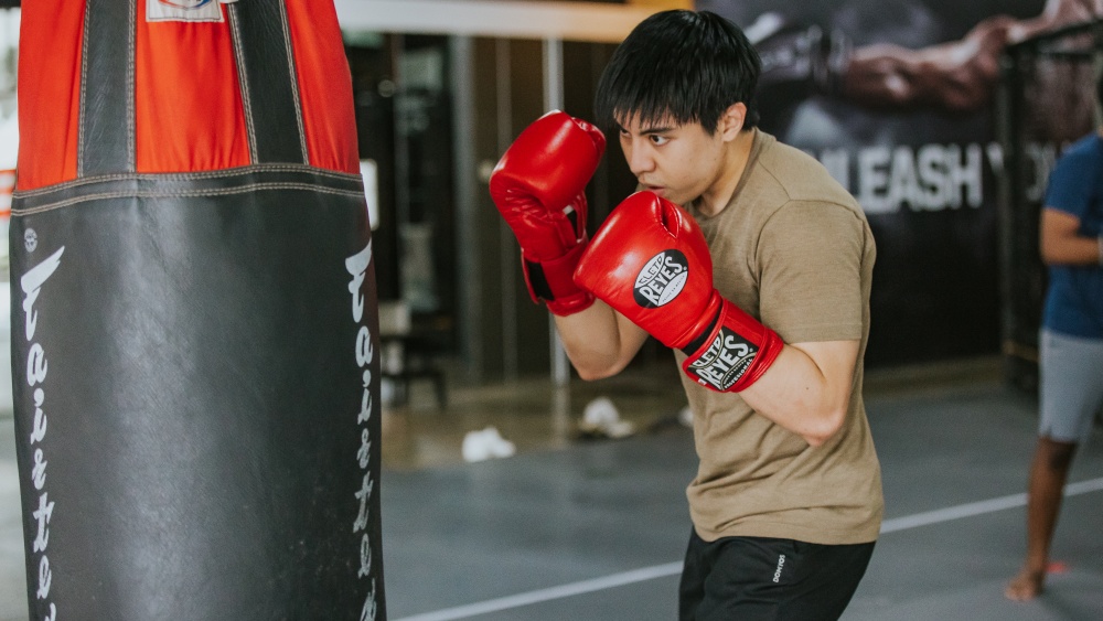 Tập luyện boxing trên bao cát