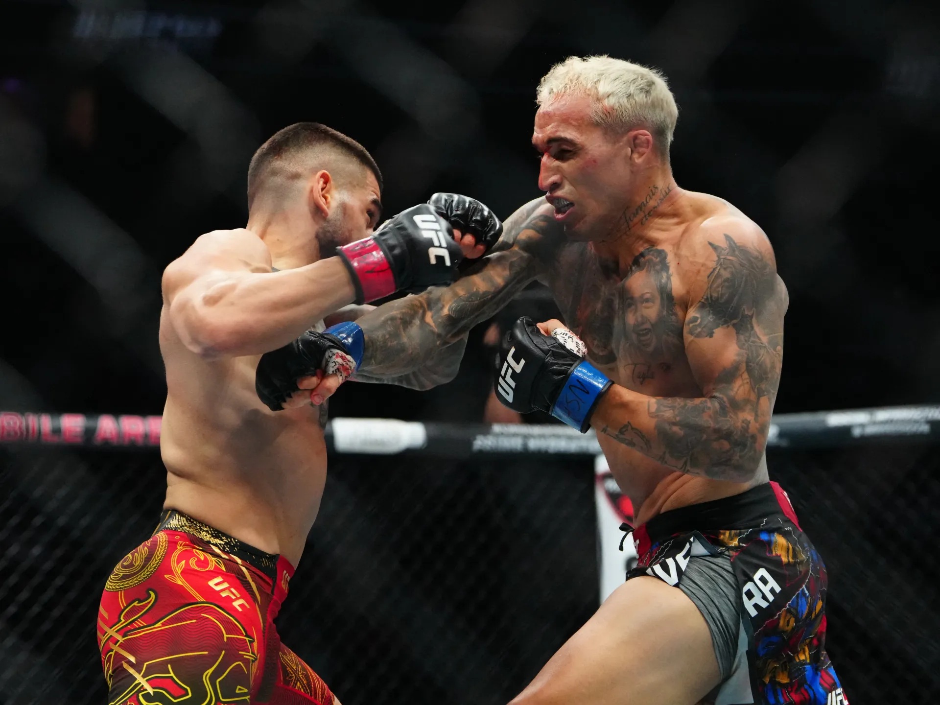 Trận đấu MMA giữa Topuria và Oliveira